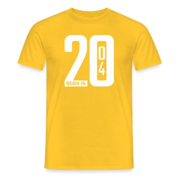 Born in 2004 white - Männer T-Shirt - Gelb - Vorne - AI Model Male 178 dark (178cm)
