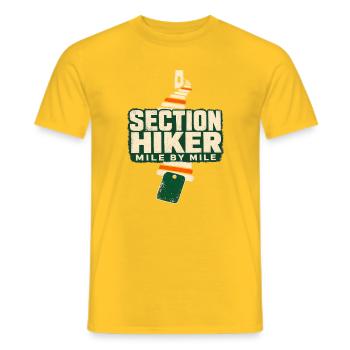 Section, Projet de randonnée mile par mile du Sentier des Appalaches - T-shirt homme - jaune - Devant - AI Model Male 178 dark (178cm)