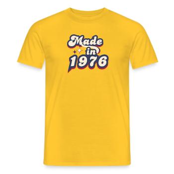 Hergestellt im Jahr 1976 Retro - Männer T-Shirt - Gelb - Vorne - AI Model Male 178 dark (178cm)