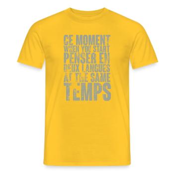 COOLER SPRUCH FÜR MEHRSPRACHLER, INTERNATIONAL - Männer T-Shirt - Gelb - Vorne - AI Model Male 178 dark (178cm)