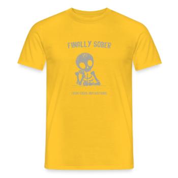 Endlich nüchtern von Social Interaktionen - Männer T-Shirt - Gelb - Vorne - AI Model Male 178 dark (178cm)