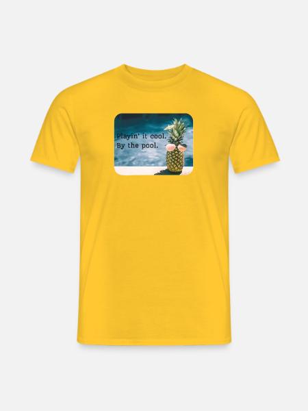 Ananas am Pool – Sommerhumor - Männer T-Shirt - Gelb