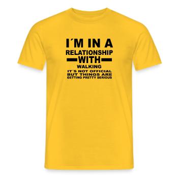 geschenk gift geburtstag relationship WALKING - Männer T-Shirt - Gelb - Vorne - AI Model Male 178 dark (178cm)