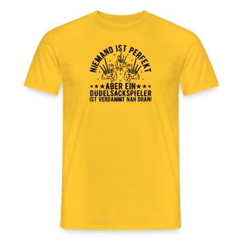 Nobody Is Perfect But A Bagpiper Is Damn Close - B - Männer T-Shirt - Gelb - Vorne - AI Model Male 178 dark (178cm)