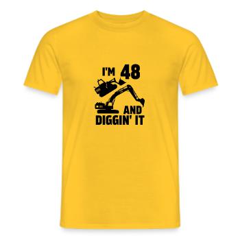 Ich bin 48 und Diggin' It - Männer T-Shirt - Gelb - Vorne - AI Model Male 178 dark (178cm)