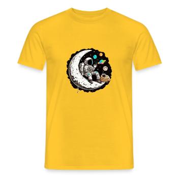 Astronaut trinkt Kaffee auf dem Mond - Männer T-Shirt - Gelb - Vorne - AI Model Male 178 dark (178cm)