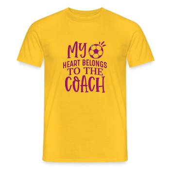 Mon cœur appartient à l’entraîneur, Fußball Liebe Herz - T-shirt homme - jaune - Devant - AI Model Male 178 dark (178cm)