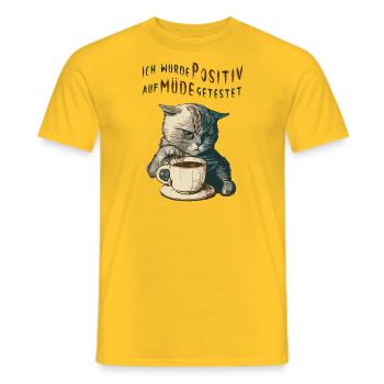 Katze Kaffee müde - Männer T-Shirt - Gelb - Vorne - AI Model Male 178 dark (178cm)