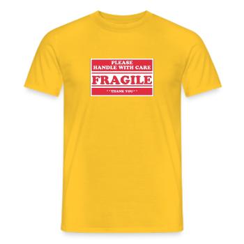 Fragile - Männer T-Shirt - Gelb - Vorne - AI Model Male 178 dark (178cm)