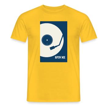 Spin Me – Retro Vinyl Plattenspieler Poster - Männer T-Shirt - Gelb - Vorne - AI Model Male 178 dark (178cm)