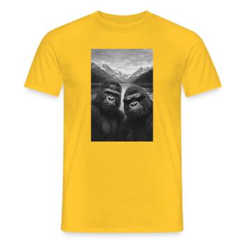 Gorilla Duo Bergsee - Männer T-Shirt - Gelb - Vorne - AI Model Male 178 dark (178cm)