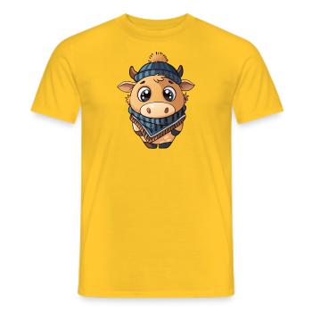 Niedliche Kuh mit Schal und Pudelmütze. - Männer T-Shirt - Gelb - Vorne - AI Model Male 178 dark (178cm)