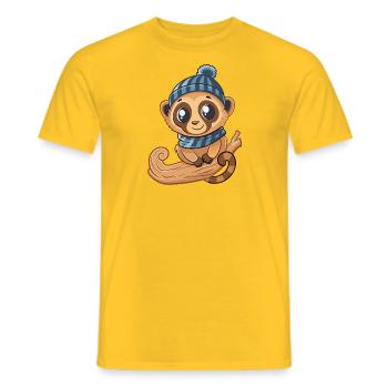 Mignon lémurien avec écharpe et chapeau à pompon. - T-shirt homme - jaune - Devant - AI Model Male 178 dark (178cm)