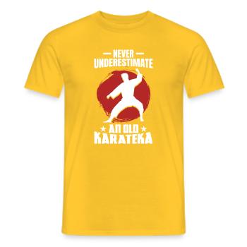 Ne sous-estimez jamais un vieux karatéka - T-shirt homme - jaune - Devant - AI Model Male 178 dark (178cm)