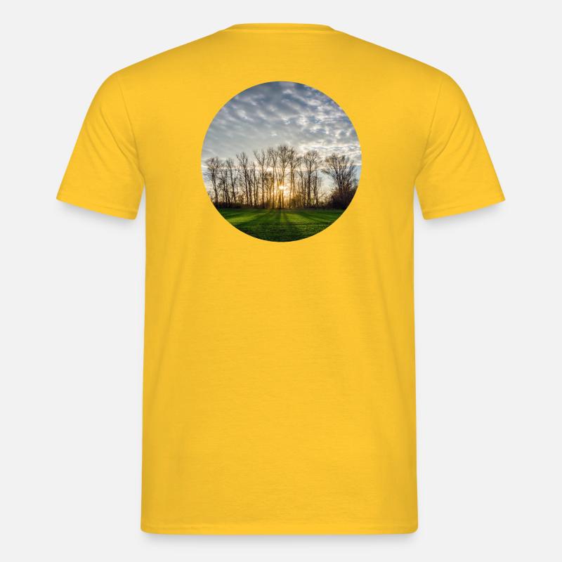 Sonnenlicht im Frühling - Männer T-Shirt - Gelb