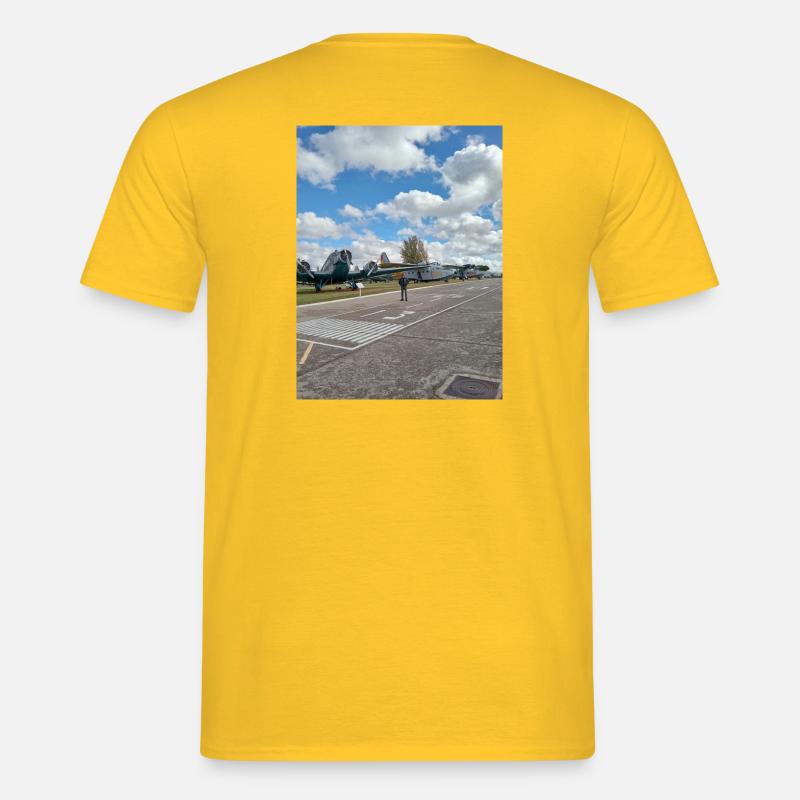 Klassische Luftfahrt auf der Bühne - Männer T-Shirt - Gelb