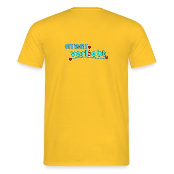 Meerverliebt Leuchtturm Herzdesign - Männer T-Shirt - Gelb - Hinten - AI Model Male 178 dark (178cm)