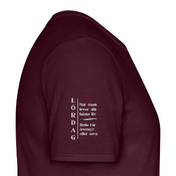 Samedi – Votre meilleure vie - T-shirt homme - rouge brique - Droite - AI Model Male 178 light (178cm)