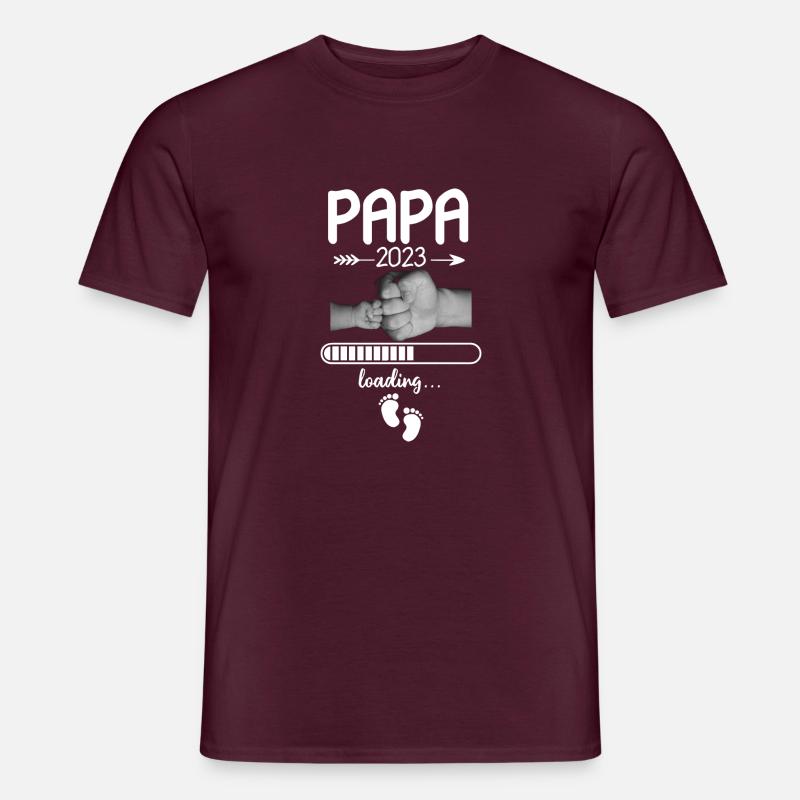 Papa 2023 Loading - Männer T-Shirt - Ziegelrot