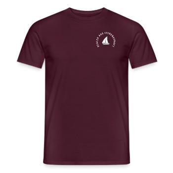 Segler aus Leidenschaft - Männer T-Shirt - Ziegelrot - Vorne - AI Model Male 178 light (178cm)