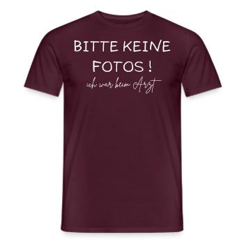 BITTE KEINE FOTOS ! Ich war beim Arzt - Männer T-Shirt - Ziegelrot - Vorne - AI Model Male 178 light (178cm)