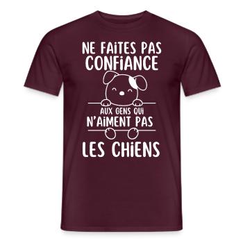 Ne Faites Pas aux gens qui naiment pas les chiens - T-shirt homme - rouge brique - Devant - AI Model Male 178 light (178cm)