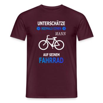 Unterschätze niemals einen Mann - Fahrrad - Männer T-Shirt - Ziegelrot - Vorne - AI Model Male 178 light (178cm)