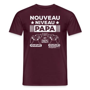 Nouveau niveau papa 2025 idée cadeau futur père - T-shirt homme - rouge brique - Devant - AI Model Male 178 light (178cm)
