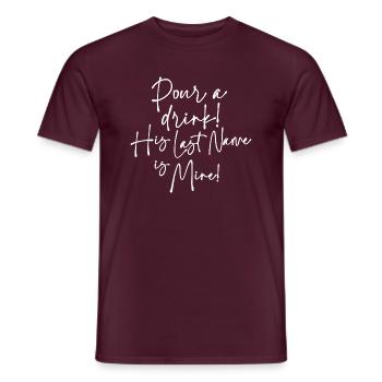 Schenk dir einen Drink ein, sein Nachname gehört mir - Braut Hochzeit - Männer T-Shirt - Ziegelrot - Vorne - AI Model Male 178 light (178cm)