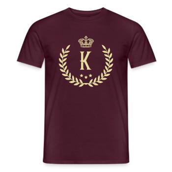 K Buchstabe Kranz - Männer T-Shirt - Ziegelrot - Vorne - AI Model Male 178 light (178cm)
