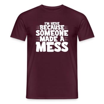 Je suis ici parce que quelqu’un a fait un gâchis 4 - T-shirt homme - rouge brique - Devant - AI Model Male 178 light (178cm)