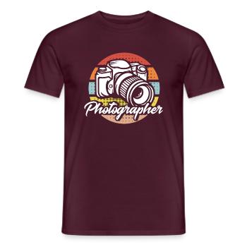 Cadeau cameraman pour photographe - T-shirt homme - rouge brique - Devant - AI Model Male 178 light (178cm)