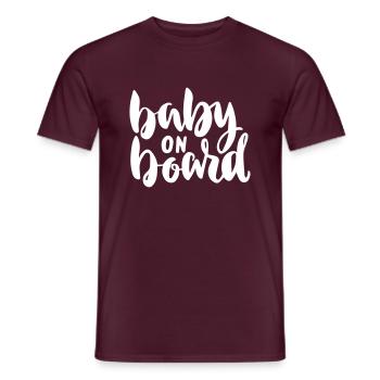Bébé à bord Grossesse Enceinte - T-shirt homme - rouge brique - Devant - AI Model Male 178 light (178cm)