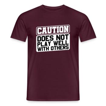 Caution Does Not Play Well With Others 35 - Männer T-Shirt - Ziegelrot - Vorne - AI Model Male 178 light (178cm)
