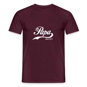 Dad seit 2016! - Männer T-Shirt - Ziegelrot - Vorne - AI Model Male 178 light (178cm)
