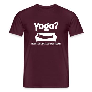 Yoga? Nein, ich liege auf der Couch - Männer T-Shirt - Ziegelrot - Vorne - AI Model Male 178 light (178cm)