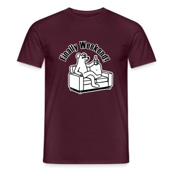 Hund auf der Couch - "Endlich Wochenende!" Entwurf - Männer T-Shirt - Ziegelrot - Vorne - AI Model Male 178 light (178cm)