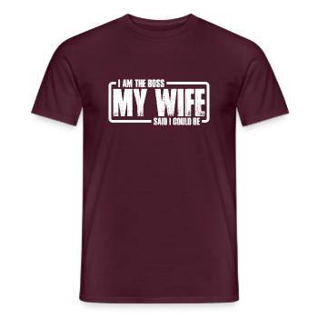 Je suis le patron - ma femme a dit que je pouvais avoir 11 ans - T-shirt homme - rouge brique - Devant - AI Model Male 178 light (178cm)