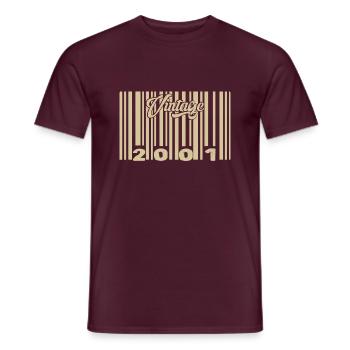 Jahrgang 2001 Barcode 2001: Jahr 2025. - Männer T-Shirt - Ziegelrot - Vorne - AI Model Male 178 light (178cm)