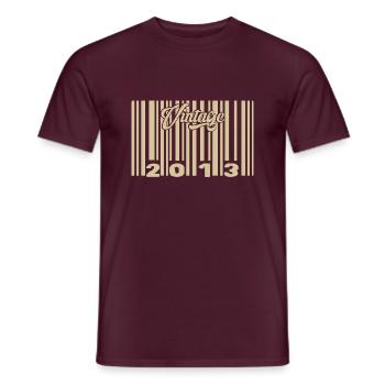 Jahrgang 2013 Barcode 2013: Jahr 2025. - Männer T-Shirt - Ziegelrot - Vorne - AI Model Male 178 light (178cm)