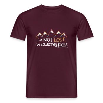Nicht verloren – nur auf der Jagd nach Steinen - Männer T-Shirt - Ziegelrot - Vorne - AI Model Male 178 light (178cm)