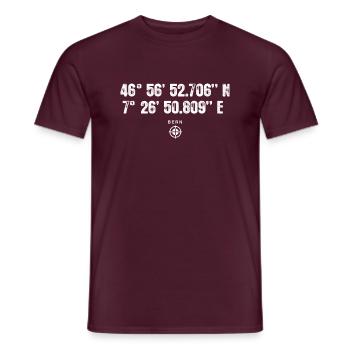 Bern Geocacher Koordinaten Geschenk Europa - Männer T-Shirt - Ziegelrot - Vorne - AI Model Male 178 light (178cm)