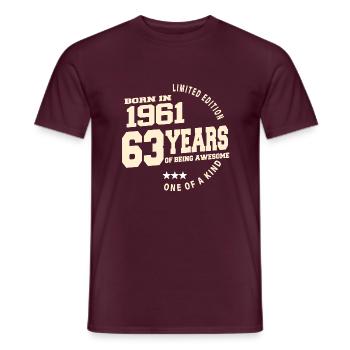 1961 Vintage Born Vintage Geburtstagsgeschenk - Männer T-Shirt - Ziegelrot - Vorne - AI Model Male 178 light (178cm)
