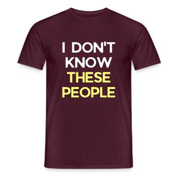 I Don't Know These People Tshirt Funny Vacation - Männer T-Shirt - Ziegelrot - Vorne - AI Model Male 178 light (178cm)