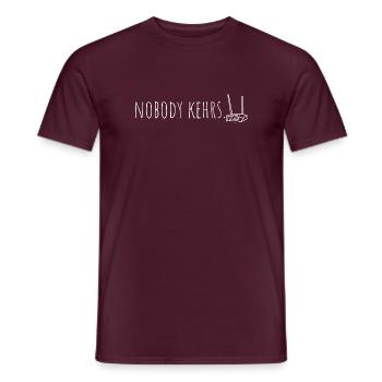 Nobody Kehrs – Lustiges Denglisch Wortspiel-Design - Männer T-Shirt - Ziegelrot - Vorne - AI Model Male 178 light (178cm)