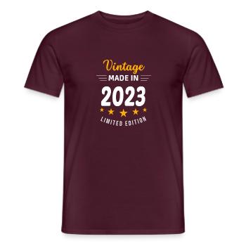 Millésime fabriqué en 2023 - T-shirt homme - rouge brique - Devant - AI Model Male 178 light (178cm)