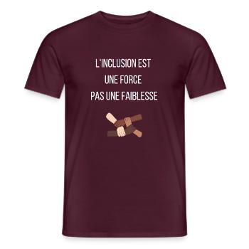 "L'inclusion est une force pas une faiblesse" - T-shirt homme - rouge brique - Devant - AI Model Male 178 light (178cm)