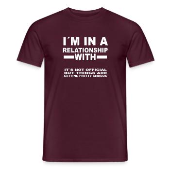 CUSTOM relation d'anniversaire MER. - T-shirt homme - rouge brique - Devant - AI Model Male 178 light (178cm)