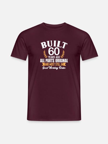 Baujahr vor 60 Jahren Alle Teile Original-Outfit 60er Jahre - Männer T-Shirt - Ziegelrot