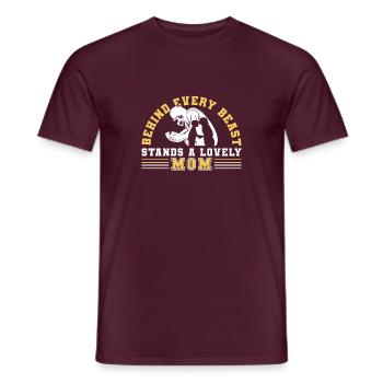 Le football américain derrière tout le monde - T-shirt homme - rouge brique - Devant - AI Model Male 178 light (178cm)